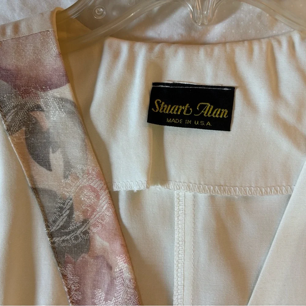 Vintage 90’s shirt with Floral Accents - Picture 10 of 15